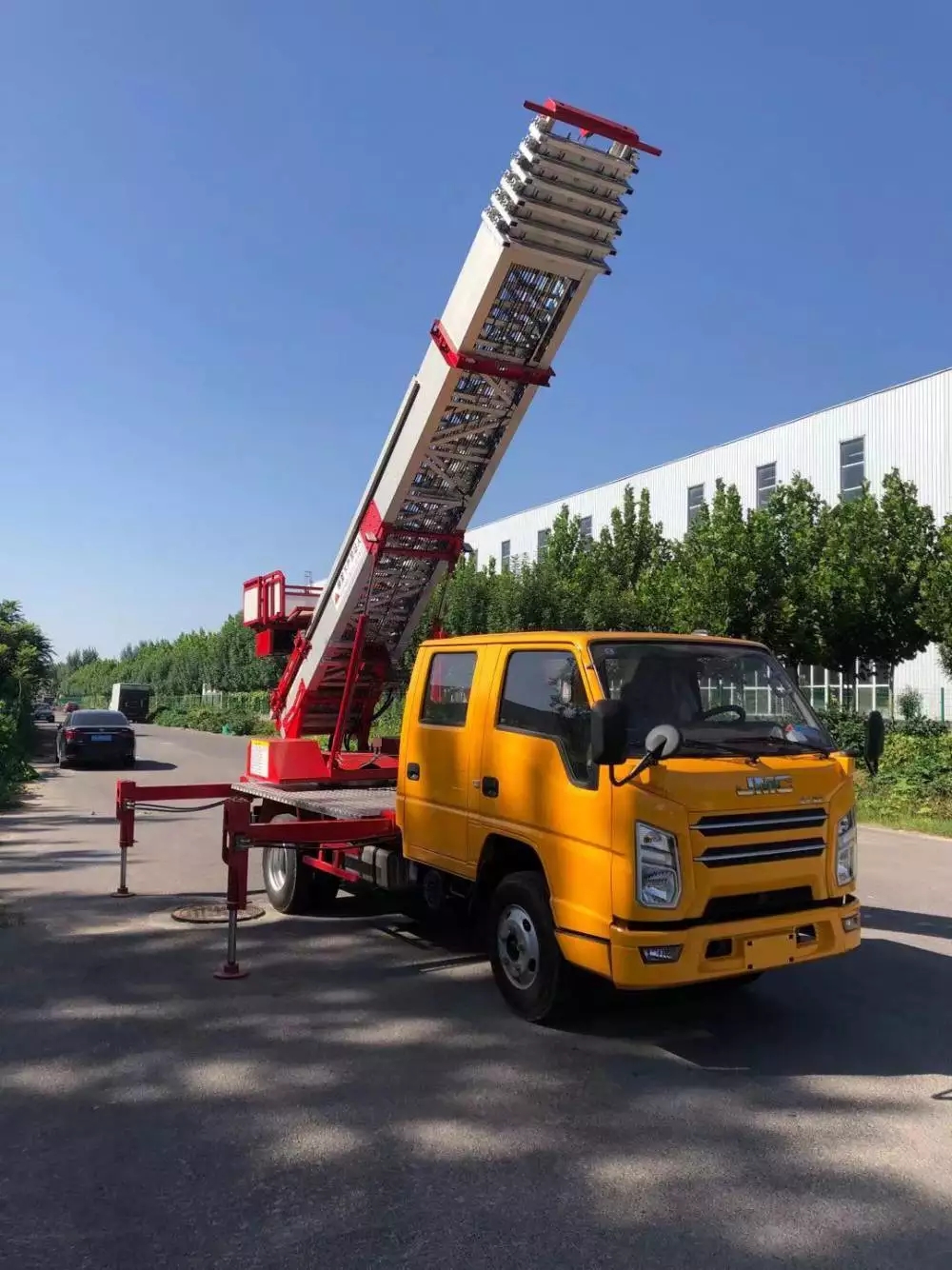 龙海附近的云梯车出租服务：轻松解决高空作业需求